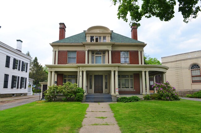 Foto del interior - 6 Riverside Drive, Binghamton NY-available...
