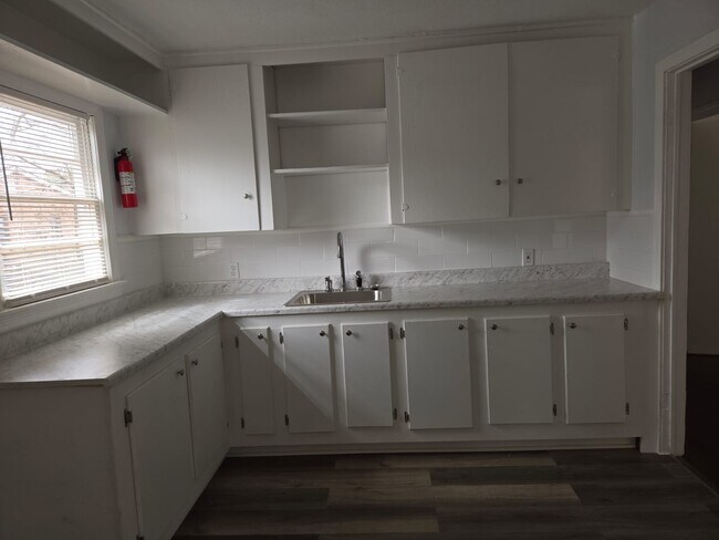 Building Photo - 927 Spring Ave