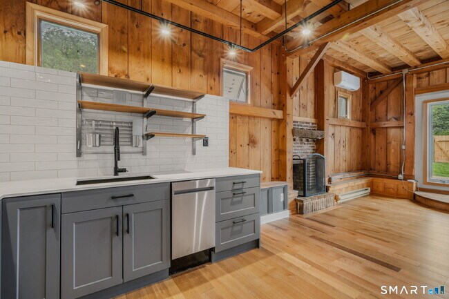Foto del edificio - 13 Meadowood Ln