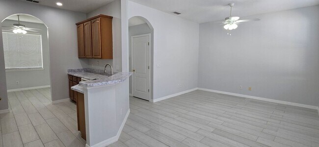 Building Photo - Stunning 2/2.5 Townhome in Beacon Park! Fresh Paint, New Carpets, Available Now!