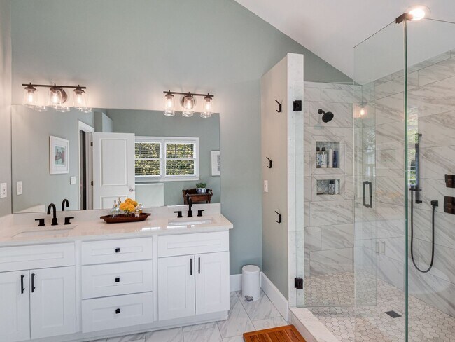 Foto del edificio - Spacious, updated family home in friendly,...