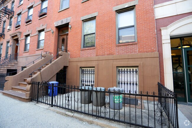 Building Photo - 341 Union St