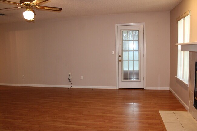 Foto del edificio - 305 Ashley Dr