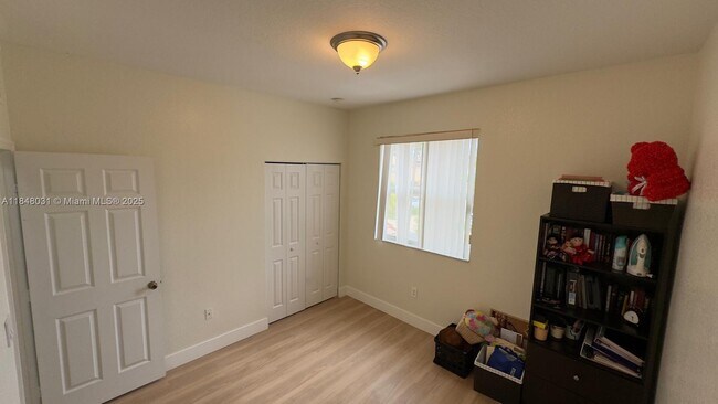 Foto del edificio - 949 NE 42nd Ave