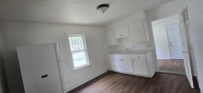 Foto del edificio - 2062 N Albertha Ave