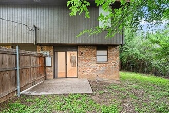 Building Photo - 2101 Mistletoe Ave