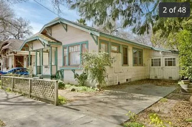 Foto del edificio - Adorable downtown Bungalow with basement