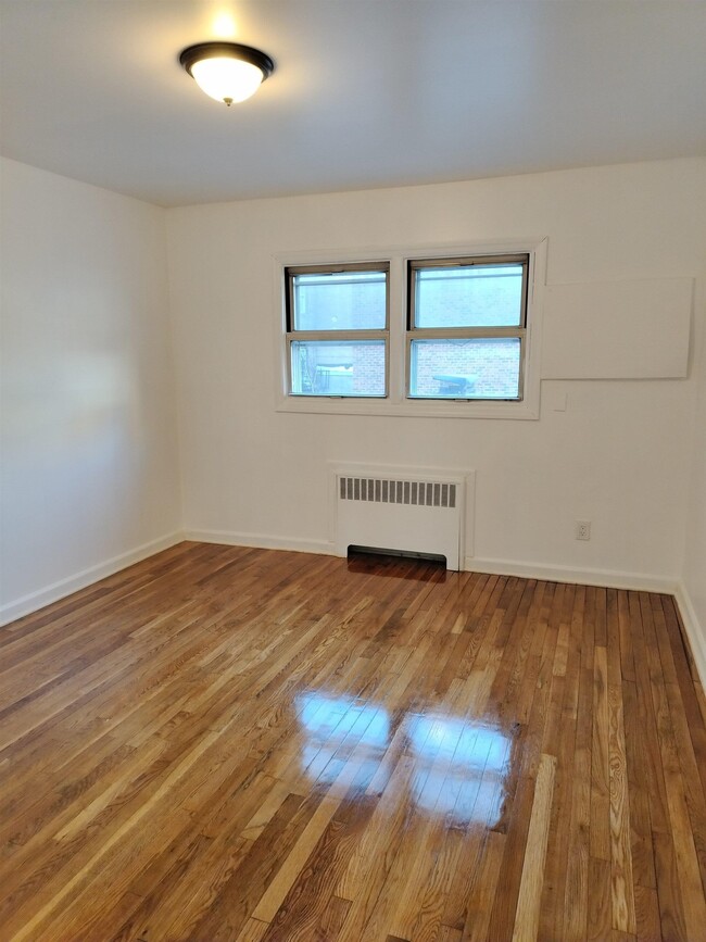 Building Photo - 146 49th St