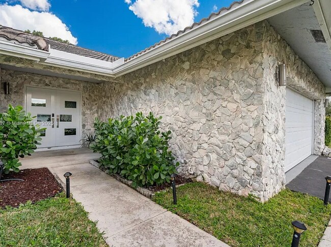 Puerta principal - 5036 NW 66th Ln