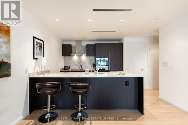 Building Photo - 180 University Ave