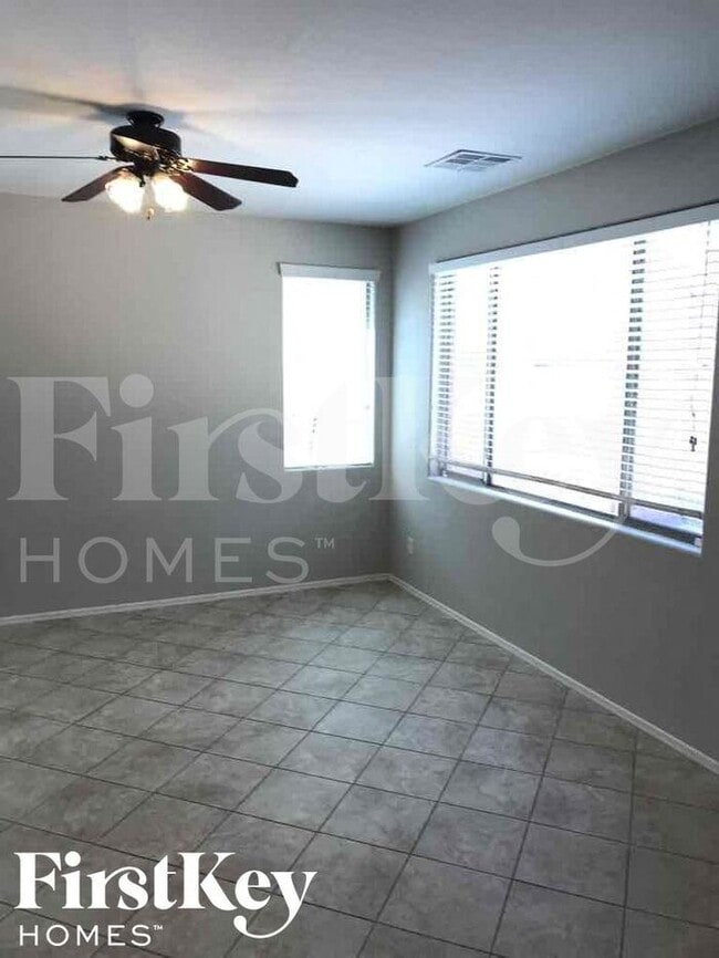 Building Photo - 3813 E Parkview Dr