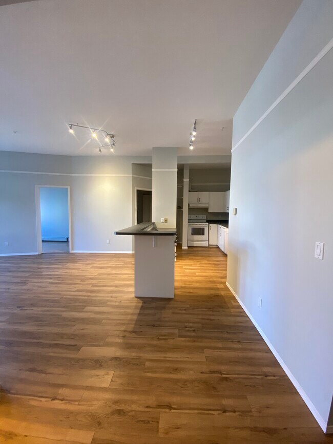Photo du bâtiment - Spacious 1 Bedroom + Den in the Beltline –...
