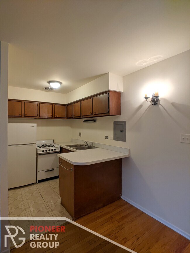 Building Photo - 665 W Wrightwood Ave