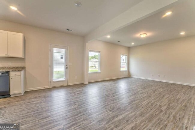 Building Photo - 16 Longbrooke Dr SE