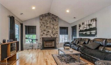 Building Photo - 115 Chariot Ct