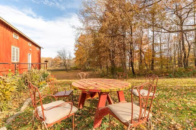 Foto del edificio - 249 Updike Rd