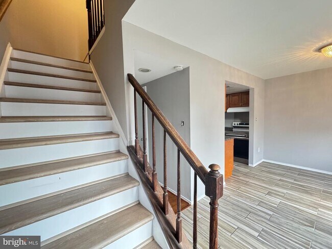 Foto del edificio - 6674 Ducketts Ln