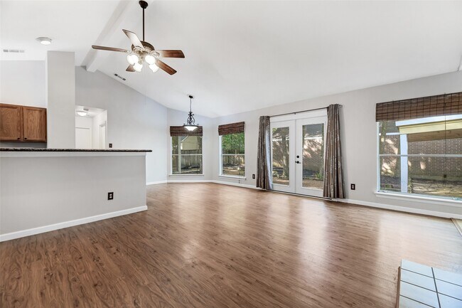 Building Photo - 15 Tulip Hill Ct