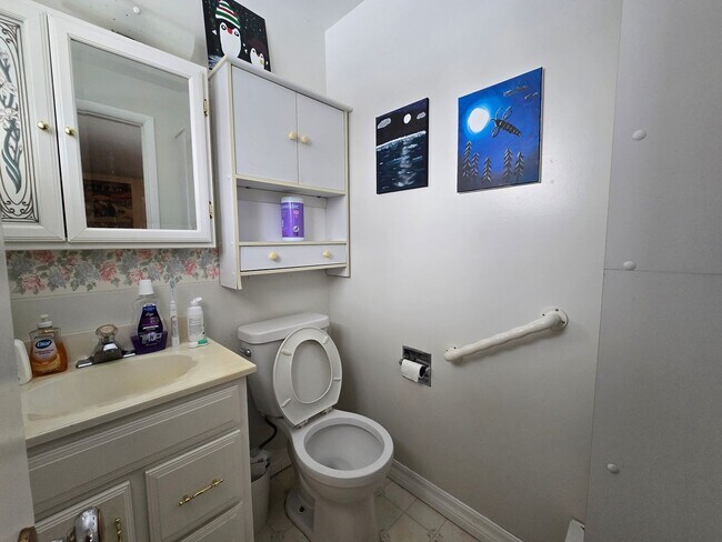 Foto del edificio - 5-Bedroom Home with Finished Basement, Large Backyard & Attached Garage