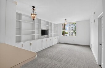 Building Photo - 630 S Sapodilla Ave