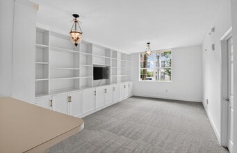 Building Photo - 630 S Sapodilla Ave