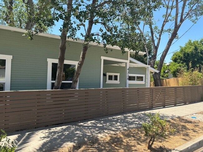 Building Photo - Newly renovated 2 bedroom 2 bathroom in a great location