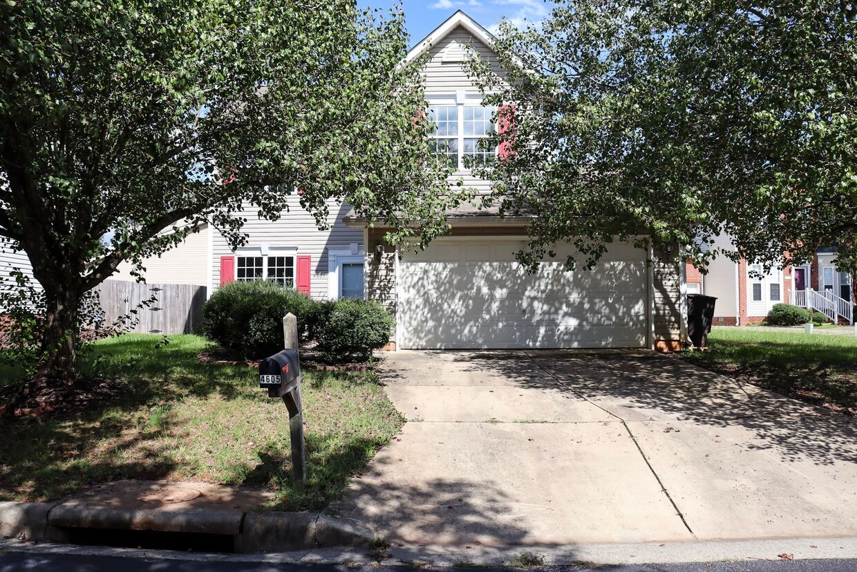 Primary Photo - Gorgeous two story 4 bedroom, 2 1/2 bathro...