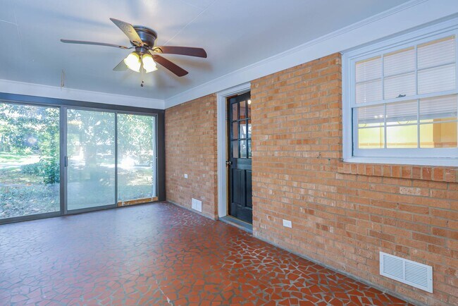 Foto del edificio - Gorgeous 3 bed 2 bath home with finished basement/carport in NW Greensboro! Lawn care included.