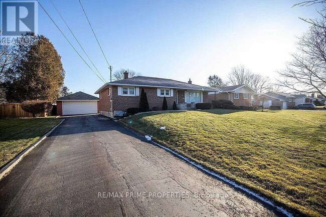 Building Photo - 97 Elizabeth Cres S
