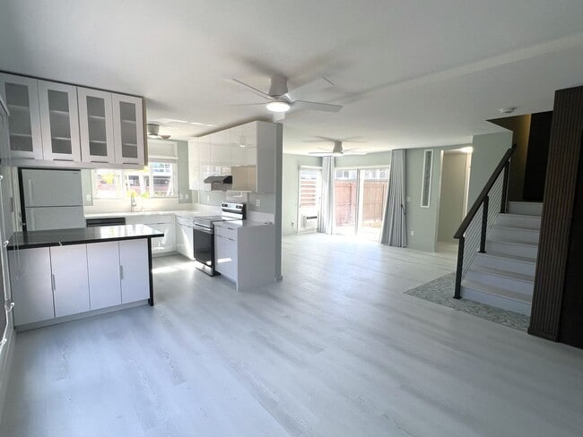 Building Photo - Koko Isle Circle - 4 bedroom, 3 bath townh...