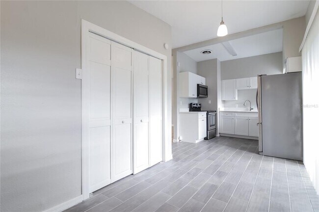 Building Photo - 3404 Paris Pl