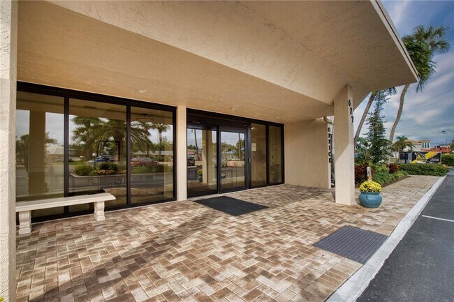 Building Photo - 627 Alhambra Rd