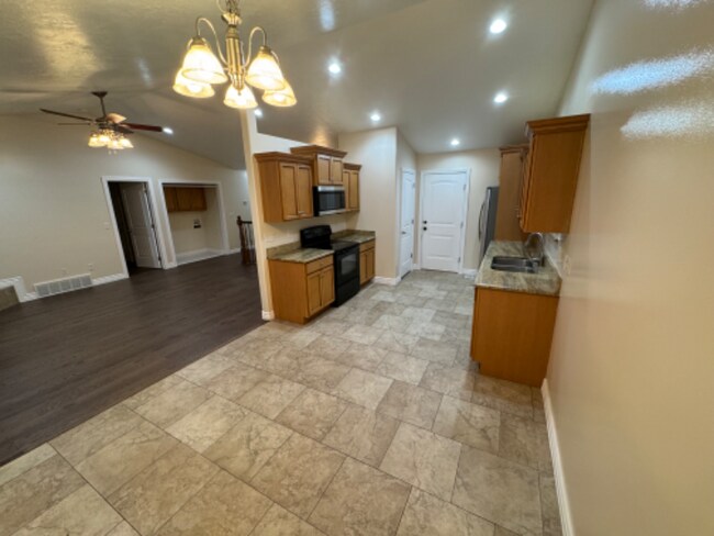 Building Photo - 656 S 1050 W