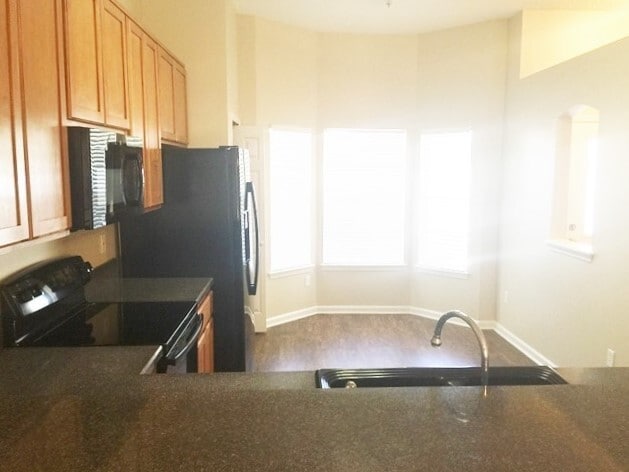 Building Photo - 2533 Royal Pointe Dr