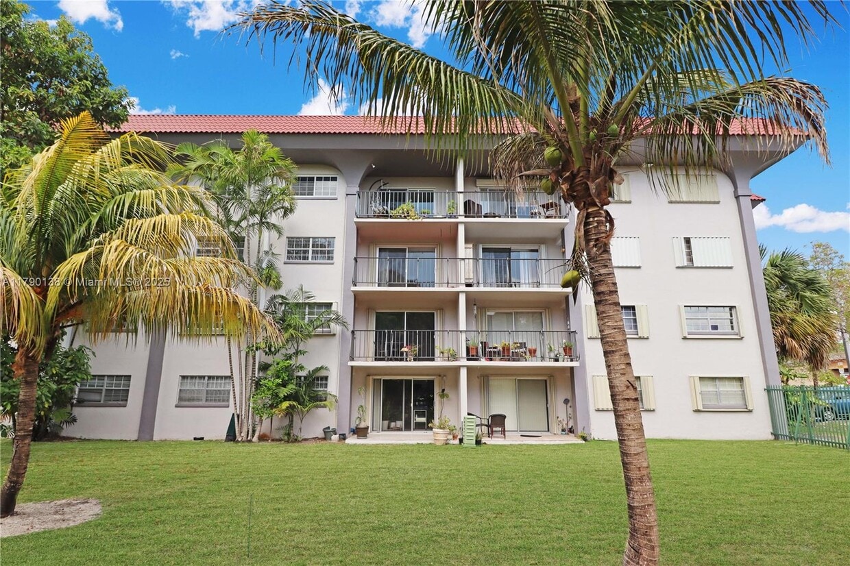 Foto principal - 8101 SW 72nd Ave