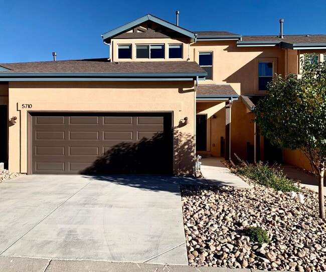 * Rare Find* Luxurious 3 Bedroom Modern-Rustic Townhome in Mountain Shadows - * Rare Find* Luxurious 3 Bedroom Modern-Rustic Townhome in Mountain Shadows