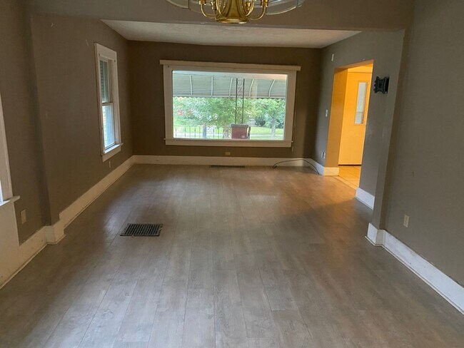 Foto del edificio - Spacious 3-Bedroom Home for Rent in North Hill