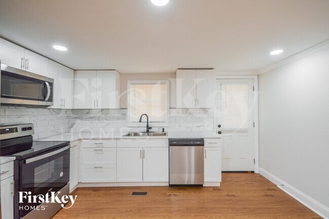 Foto del edificio - 4687 Clemmons Dr