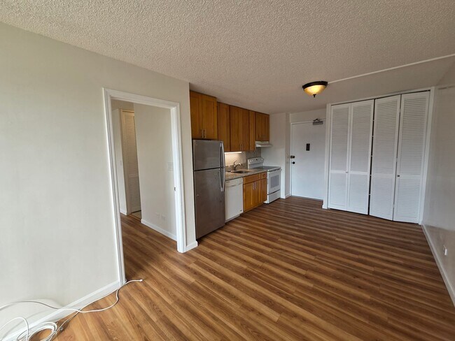 Foto del edificio - 1 bed, 1 bath, 1 parking Available for Rent in the Kapiolani manor