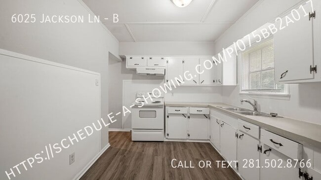 Building Photo - AVAILABLE NOW!
