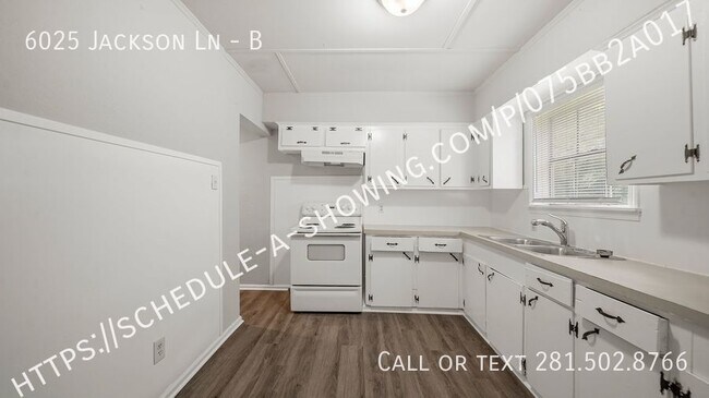 Foto del edificio - AVAILABLE NOW!