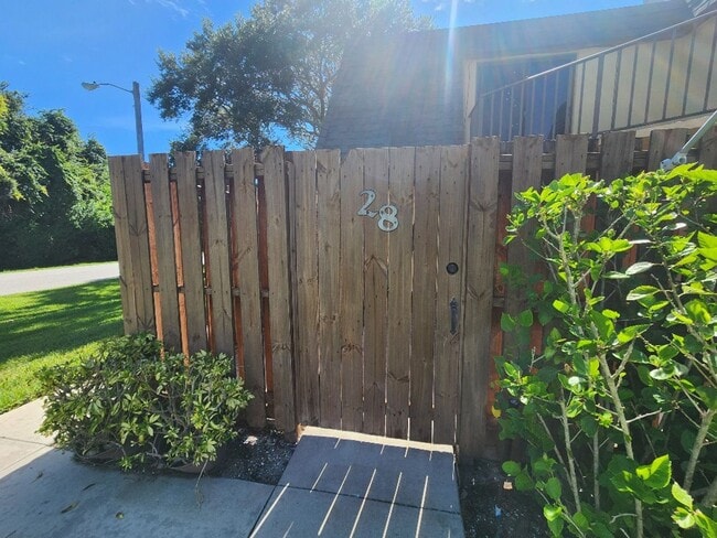 Building Photo - Well maintained 2/2.5 Cedar Dunes Townhome