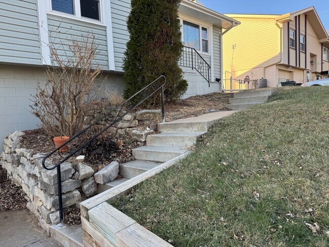 Building Photo - Comfortable 3-Bedroom Home with Park Access & Easy Commute