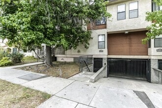 Building Photo - 914 E Elk Ave