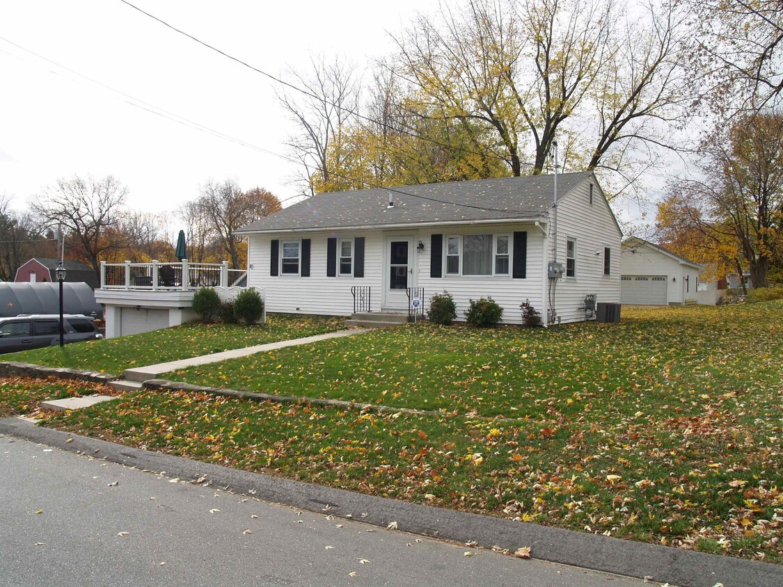 Primary Photo - 14 Swan Ave