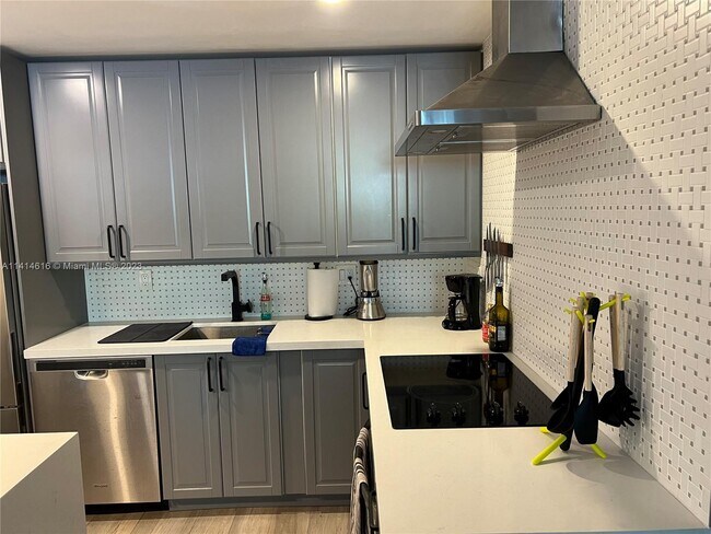 Building Photo - 2715 Tigertail Ave