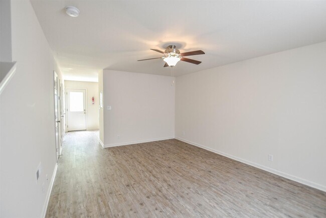 Foto del edificio - 536 Patriot Park Ct