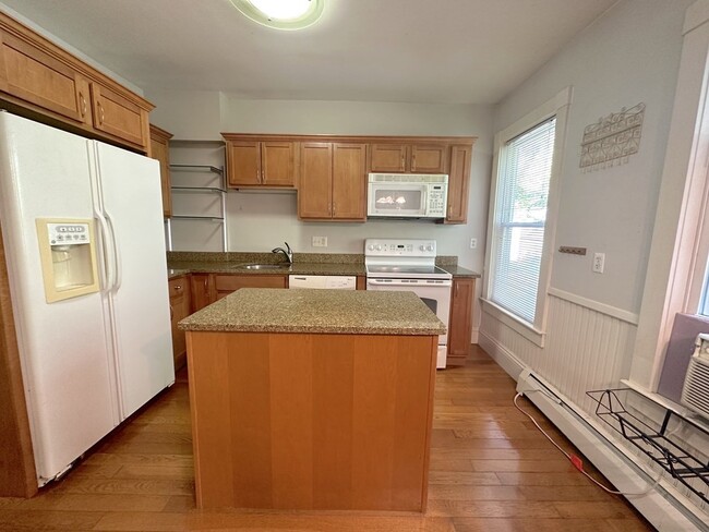 Building Photo - 25 Rossmore St