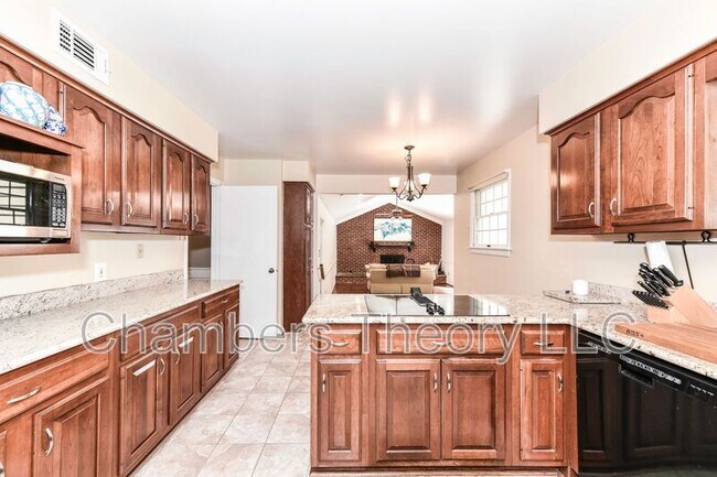 Foto del edificio - 8504 Shadeway Pl