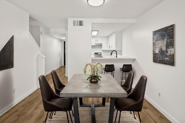 Foto del edificio - Welcome to your serene 3 BR 2.5 BA Townhome in College Park, San Diego!